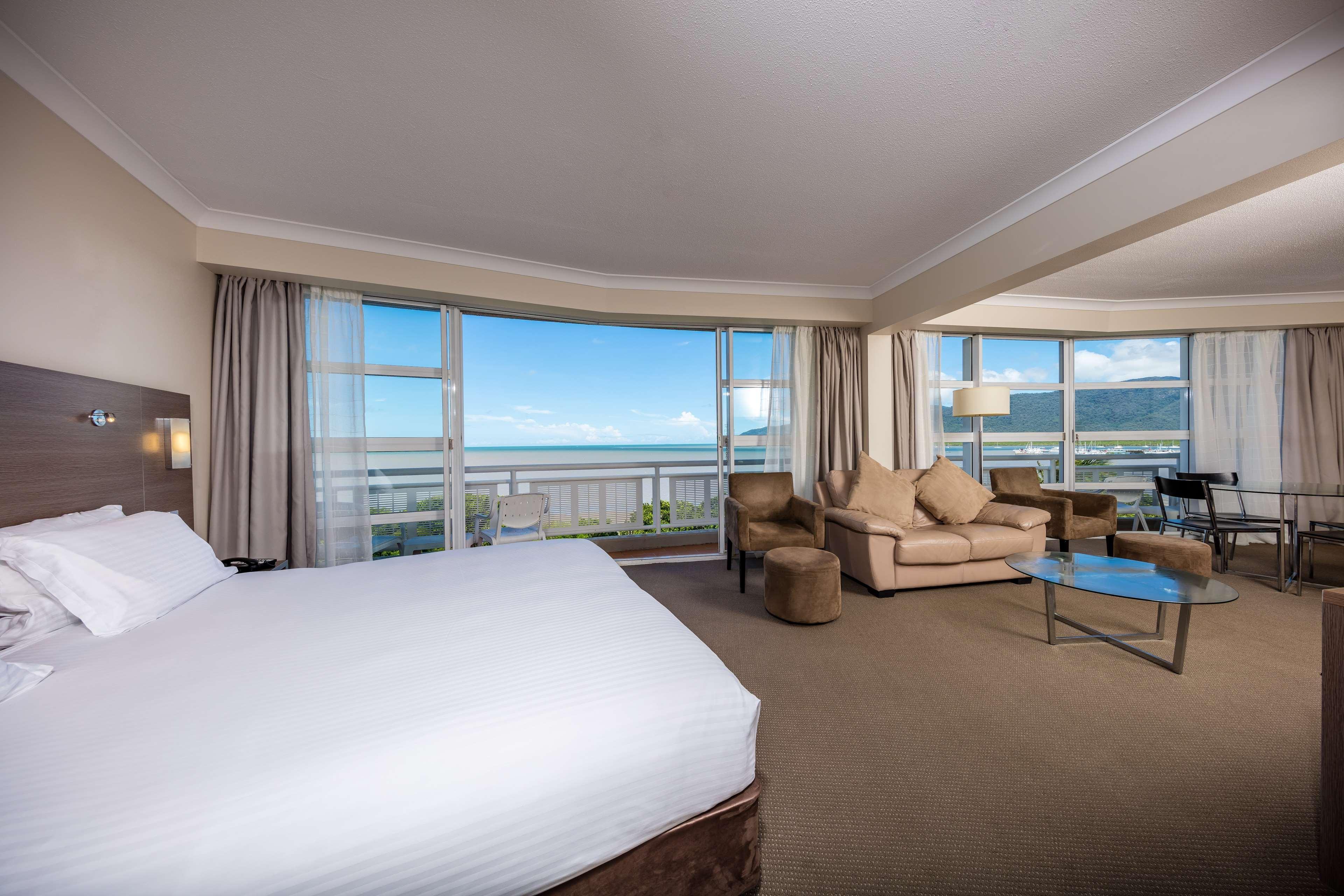 Doubletree By Hilton Cairns Hotel Exterior foto